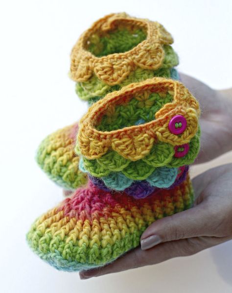 Release the whimsical and stylish in you while keeping your toes cozy with these Dragon Stitch slippers. For lovers of fairies, elves, dragons and all scaly creatures, voila! These DIY crocheted boots make perfect gifts or quick projects to sale. The patterns are rated intermediate and include photo tutorials to help those not familiar with the stitch. Crochet Slipper Boots, Crocodile Boots, Concrete Leaves, Crocodile Stitch, Crochet Boots, Crochet Dragon, Crochet Booties, Stitch Crochet, Crochet Baby Shoes