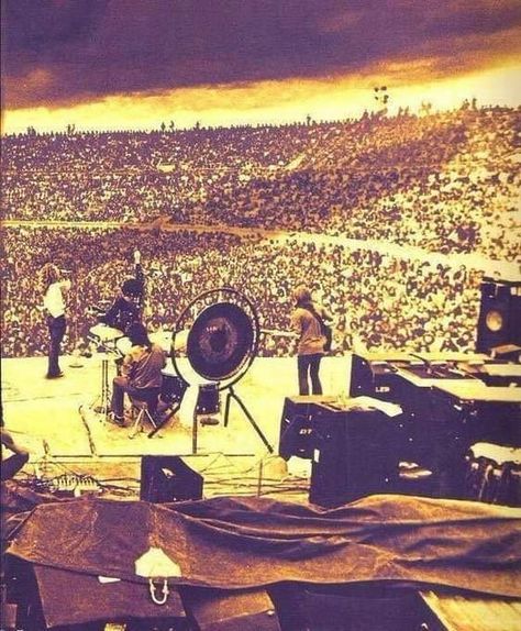 Led Zeppelin Concert, Led Zeppelin Live, Houses Of The Holy, Greatest Rock Bands, Led Zep, Custard Pie, Musica Rock, Rock And Roll Bands, Jimmy Page