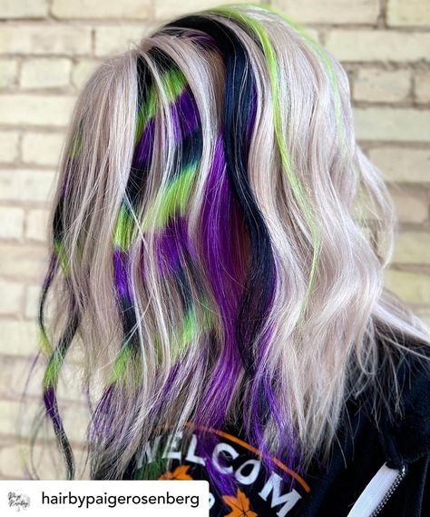 Gorgeous green, purple and black hair color for Halloween. Are you ready to get spooky? Whether you're looking for fun hairstyles for Halloween or Halloween hair color ideas, you'll get some serious hair inspo from this post! Here are 31 of the coolest, most creative Halloween hairstyles on the planet! Halloween Hair Color, Purple And Green Hair, Thanksgiving Hairstyles, Vivid Hair Color, Creative Hair Color, Hair Color Crazy, Fantasy Hair, Halloween Hair, Colored Hair