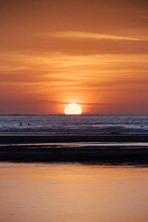 Check out the best tips for chasing sunsets by #sunsetchaser Kristen M. Brown, Samba to the Sea! AND some gorgeous sunsets in Costa Rica! Brown Samba, Sunset Pastel, Sunsets Beach, Beautiful Beach Sunset, Waves Sunset, Tamarindo Costa Rica, Pastel Sunset, Sunset Beautiful, Painting Beach