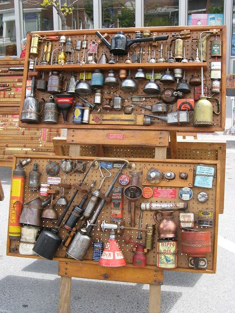 Tool Display, Vintage Makeover, Vintage Oil Cans, Old Crates, Antique Woodworking Tools, Tool Storage Diy, Creative Architecture, Australian Architecture, Antique Tools