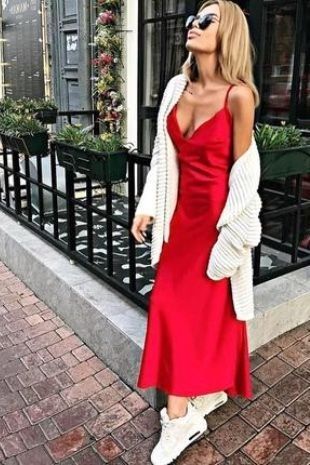 Satin Dress Casual, Slip Dress Casual, Satin Dress Outfit, Silk Dresses Outfit, Slip Dress Outfit, Summer Fling, Pullovers Outfit, Red Silk Dress, Red Satin Dress