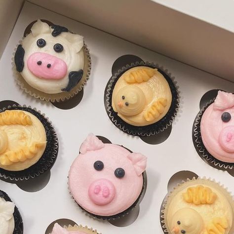 KB Sweets Shop on Instagram: "Farm Animal Cupcakes!  Lots of different piping tips were used for this farm set to celebrate a six year old’s special day! I think I like the pig the best. What’s your favorite? . . . . . #farmanimalcupcakes #farm #customcupcakes #farmbirthday #animalcupcakes #farmparty #6thbirthday #cowcupcakes #pigcupcakes #chickcupcakes #farmbirthdayparty #farmbirthdaytheme #customcupcakesnewlenox #kbsweetsshop" Hay Bale Cupcakes, Different Piping Tips, Farm Cupcakes, Cow Cupcakes, Farm Animal Cupcakes, Pig Cupcakes, Decorated Cupcakes, Barnyard Birthday Party, Farm Theme Birthday