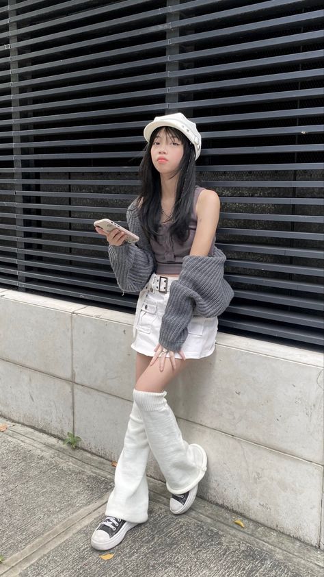 Acubi Photoshoot, Acubi Summer Outfits, Acubi Summer Fit, Acubi Skirt, Outfit With Leg Warmers, Acubi Fashion Outfit, Acubi Outfits, Cute Outfits Korean, Warmers Outfit