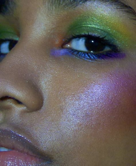 Everyday Colourful Eye Makeup, Subtle Colourful Eye Makeup, Multiple Eyes Makeup, Alien Inspired Makeup, Colored Mascara Looks, Beetle Makeup, Green Eye Shadow Makeup, Deep Set Eye Makeup, Kim Core