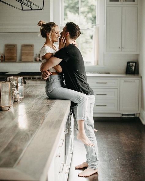 First Home Pictures, Lifestyle Photography Couples, Shooting Couple, Wedding Fotos, Engagement Pose, Home Photo Shoots, Romantic Couples Photography, Couples Shoot, Natural Light Photography