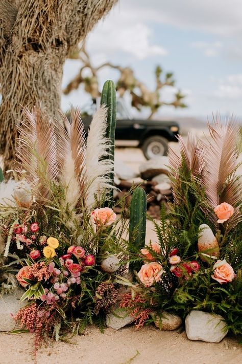 Tropical Desert Wedding, Desert Beach Wedding, Cactus Wedding Flowers, Desert Wedding Theme, Desert Wedding Cake, Desert Wildflower Wedding, Desert Chic Wedding, Desert Glam Wedding, Desert Boho Wedding