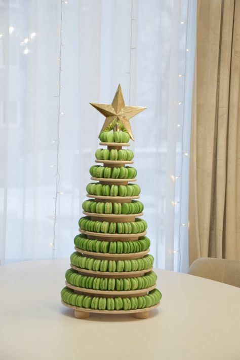 Serving Macarons at Parties and Events - Baking with Belli Macaron Tree Christmas, Christmas Tree Macarons, Christmas Themed Macarons, Christmas Macaron Tower, Macaroon Tree, Macaron Christmas Tree, Macarons Christmas, Macaron Stand, Christmas Macarons