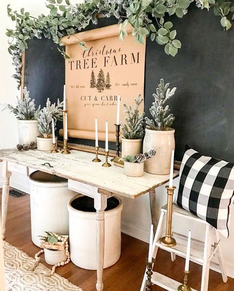 Neutral Christmas Decor Ideas, Christmas Dining Room Decor, Christmas Decor Trends, Christmas Entryway, Christmas Dining Room, Neutral Christmas Decor, Neutral Christmas, Front Porch Christmas Decor, Christmas Dining