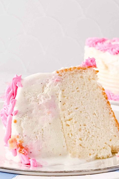 This copycat Baskin-Robbins Ice Cream Cake is the perfect treat for birthdays, parties, and celebrations. It’s sure to bring big smiles! Baskin Robbins Frosting Recipe, Copycat Baskin Robbins Ice Cream Cake, Ice Cream Cake Baskin Robbins, Baskin Robbins Ice Cream Cake Recipe, Ice Cream Cake Frosting Recipe, Ice Cream Cake Frosting, Sugar Free Ice Cream Cake, Baskin Robbins Cake, Ice Cream Frosting