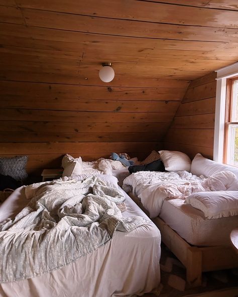 morning @ the cabin🧸 Giant Sleepover, Fall Girls Trip, Cabin Girls Trip, Cozy Sleepover, Cabin Weekend, Sleepover Activities, Sleepover Party, Fall Travel, Cozy Cabin