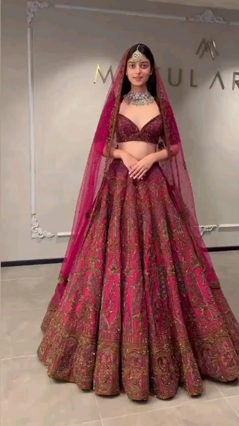 Simple Bridal Lehenga The Bride, Bride Lehenga Designs Latest, Bridal Lehenga Reception Look, Red Bridal Lehenga Blouse Designs, Bridal Lehenga New Design 2025, Indian Wedding Gowns Red, Blouse Design For Bride Lehenga, Night Wedding Bridal Lehenga, Bride Lengha Bridal Collection