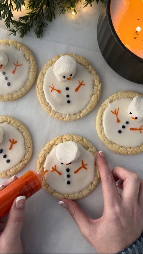 These Melted Snowman Sugar Cookies are a fun and easy way to decorate Christmas cookies this holiday season. Snowman Sugar Cookies Decorated, Xmas Cookies Decorated, Christmas Cookies Decorated Easy, Snowman Christmas Cookies, Homemade Sugar Cookies Recipe, Snowman Sugar Cookies, Decorate Christmas Cookies, Xmas Market, Lady Finger Cookies