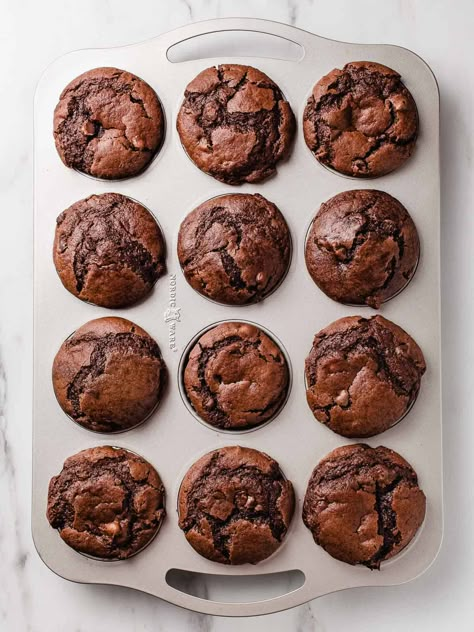 These double chocolate sourdough muffins are the best muffins you'll ever make with your sourdough starter discard. Chocked full of chocolate chips so there's extra chocolate in every bite. They practically melt in your mouth!The batter can be mixed and baked right away OR fermented overnight in the fridge. They bake up just like big, bakery-style muffins that are ultra moist! This AMAZING recipe is a delicious way to use your unfed sourdough starter discard. Sourdough Muffins Overnight, Sourdough Starter Muffin Recipes, Sourdough Discard Chocolate Muffins, Sourdough Coffee Cake Muffins, Sourdough Chocolate Muffins, Sourdough Muffins Recipe, Sourdough Muffin, Sourdough Discard Muffins, Little Spoon Farm