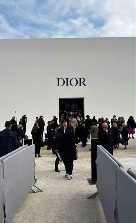 Dior Model Aesthetic, Dream Job Manifestation, Model Aesthetic Lifestyle, Fashion Model Aesthetic, Aesthetic Photography Ideas, Modeling Job, Runway Aesthetic, Aesthetic Dior, Ootd Autumn