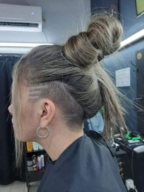 Female Undercut Long Hair, Undercut Long Hair, Half Shaved Hair, Shaved Hair Designs, Shaved Side Hairstyles, Short Hair Undercut, Shot Hair Styles, Undercut Hairstyles, Hair Dye Colors