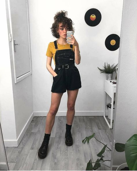 Overalls Outfit Grunge, Short Overalls Outfit, Overalls Outfit Short, Black Overalls Outfit, Overalls Outfit Summer, Overall Shorts Outfit, Instagram Grunge, Outfits Alternative, Neo Grunge