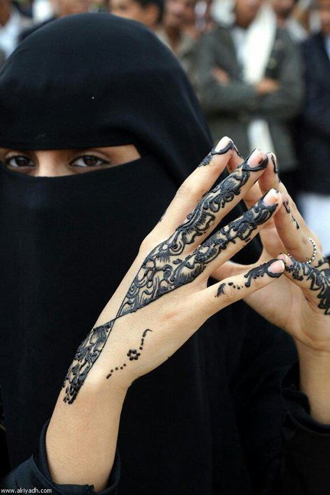 Yemeni henna design Yemeni Henna, Yemeni Dress, Yemen Women, Henna Practice, Human Diversity, Henna Plant, Face Veil, Hijab Niqab, Arabian Beauty