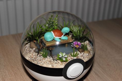 Pokeball Terrarium Diy, Pokemon Diy Crafts, Pokémon Terrarium, Pokeball Diy, Diy Pokeball, Pokeball Terrarium, Make Your Own Pokemon, Diy Pokemon, Pokemon Decor