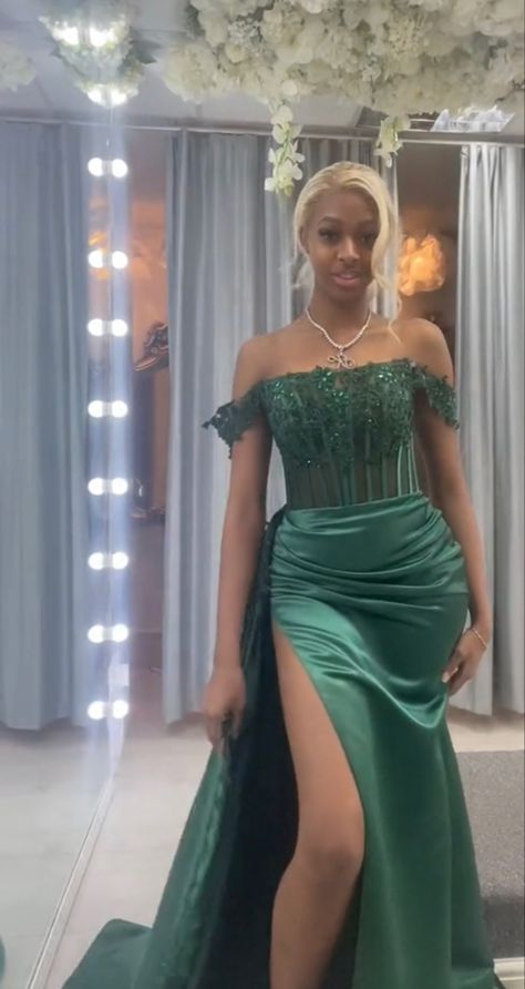 Emereld Green Prom Dress, Green Dress For Sweet 16, Gold And Emerald Green Prom Dress, Sweet 16 Mermaid Dresses, Emerald Birthday Dress, Green Emerald Dress Prom, Emerald Green Dress Black Woman, Tiana Green Prom Dress, Green Dress For Birthday