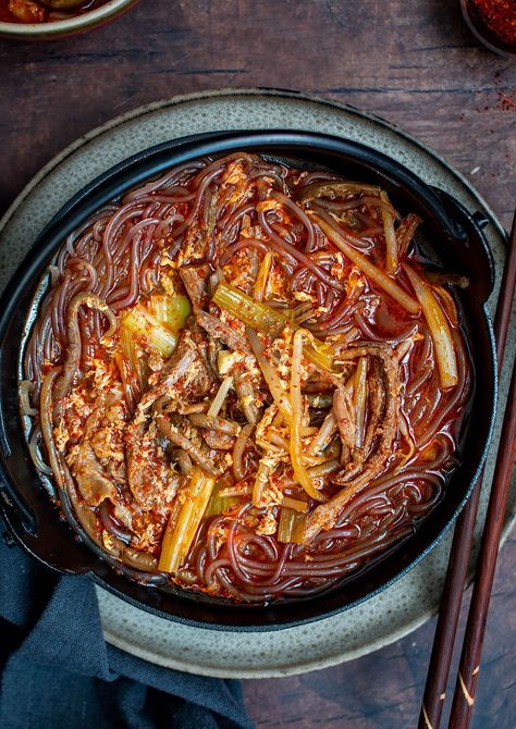 Korean Beef Soup, Korean Beef Stew, Spicy Korean Beef, Veggies And Noodles, Sundae Recipes, Cellophane Noodles, Korean Soup, Brisket Chili, Spicy Soup