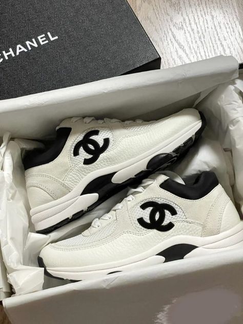 Chanel Street Style, Leather Street Style, Chanel Casual, Chanel Black And White, Chanel Sneakers, Pretty Shoes Sneakers, Sneaker Lovers, Sneakers Looks, Black And White Sneakers