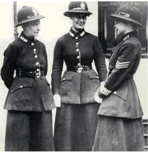 Police women in the early 1900s Women In Uniforms, Equipe Rocket Pokemon, Female Police, Female Police Officers, London Police, Three Women, Twelfth Night, Police Women, Retro Mode