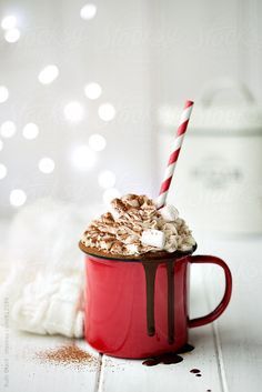 Hot chocolate Hot Chocolate Drink, Chocolate Drink, Chocolate Caliente, God Jul, Christmas Photography, Spiced Rum, Chocolate Syrup, Mini Marshmallows, Christmas Aesthetic