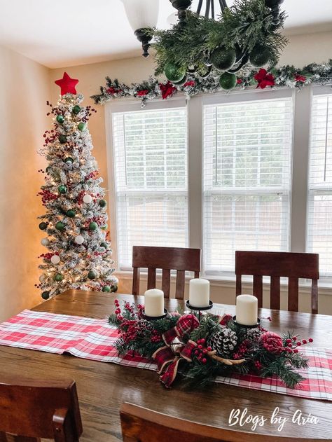 Dinning Room Christmas Tree, Christmas Living Room Centerpiece, Dining Room Xmas Decor, Small Dining Room Christmas Decor, Table Centerpiece Christmas Decor, Dining Room Light Christmas Decor, Christmas Dinning Room Table Ideas, Christmas Dining Room Decor Ideas, Christmas Dinning Room Decoration