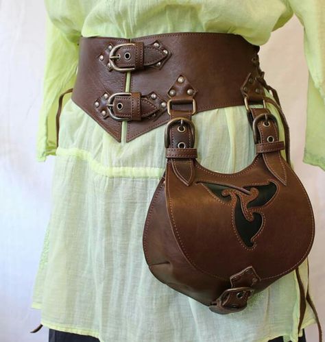 Crea Cuir, Kule Ting, Larp Costume, Idee Cosplay, Leather Armor, Steampunk Costume, Belt Pouch, Leather Projects, Hip Bag