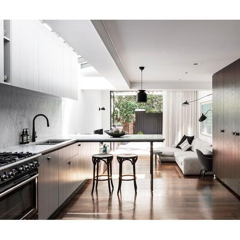 A Sydney terrace house was revamped by architect Tom Ferguson of TFAD, following an earlier renovation in the late 1990s. Check it out! City Apartment Decor, Terrace Kitchen, Timber Kitchen, Kitchen Bench, Narrow House, Kitchen Benches, Victorian Terrace, Terrace Design, Kitchen Cabinetry