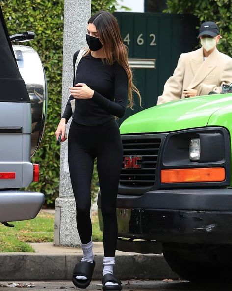 kendalljenner FAN ACCOUNT su Instagram: "Kenny and Hailey. West Hollywood. February 1. • • • #kendalljenner #kyliejenner #kendall #jenner #jennersisters #kuwtk #kimkardashian…" Kendall Jenner Corpo, Celebrity Athleisure, Kendall Jenner Estilo, Kendall Jenner Body, Trajes Kylie Jenner, Pilates Outfit, Gymwear Outfits, Kendall Jenner Street Style, Looks Pinterest