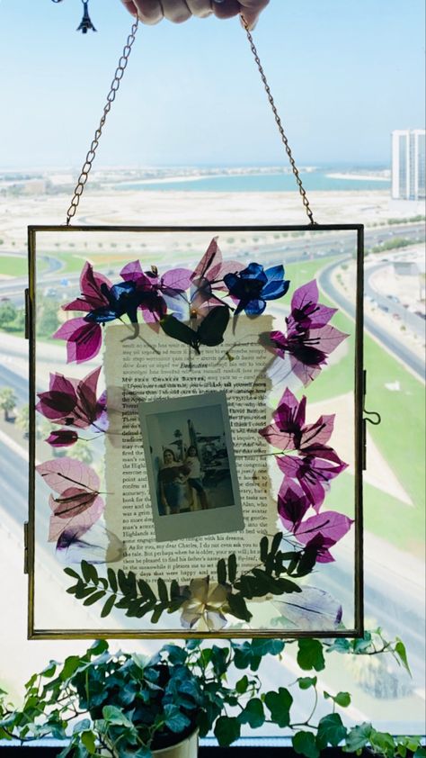 Clear Picture Frame Ideas, Instax Picture, Clear Picture Frames, Wall Hanging Paper Craft, Hanging Paper Craft, Diy Paper Wall Hanging, Polaroid Ideas, Pressed Flowers Diy, Hanging Craft Ideas