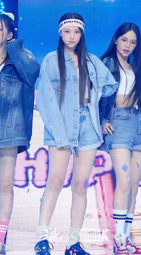 Haerin Outfits Casual, New Jeans Haerin Outfit, Haerin Attention Outfit, Kpop Sport Outfit, Haerin New Jeans Outfit, Newjeans Hype Boy Outfit, New Jeans Hype Boy Outfit, Haerin Stage Outfit, New Jeans ヘリン