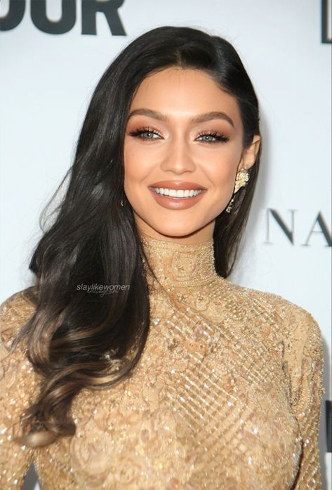 Gigi Hadid Dark Hair, Gigi Hadid Black Hair, Bella Hadid Black Hair, Short Dark Hair, Celebrity Beauty, Dark Brown Hair, Great Hair, Gigi Hadid, Bella Hadid