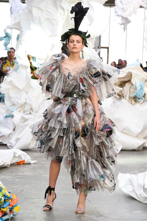 Vivienne Westwood Fashion, Andreas Kronthaler, Recycled Dress, Fashion Week Trends, Recycled Fashion, Upcycled Fashion, Fashion Project, Textiles Fashion, Trends 2022