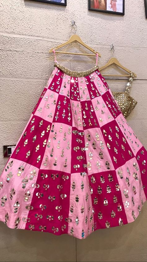 Vastra Designer Surat Chaniya Choli, Navratri Ghagra, Fancy Dress Patterns, Chania Choli, Wedding Outfits For Women, Mirror Work Lehenga, Simple Lehenga, Navratri Dress, Indian Outfits Lehenga