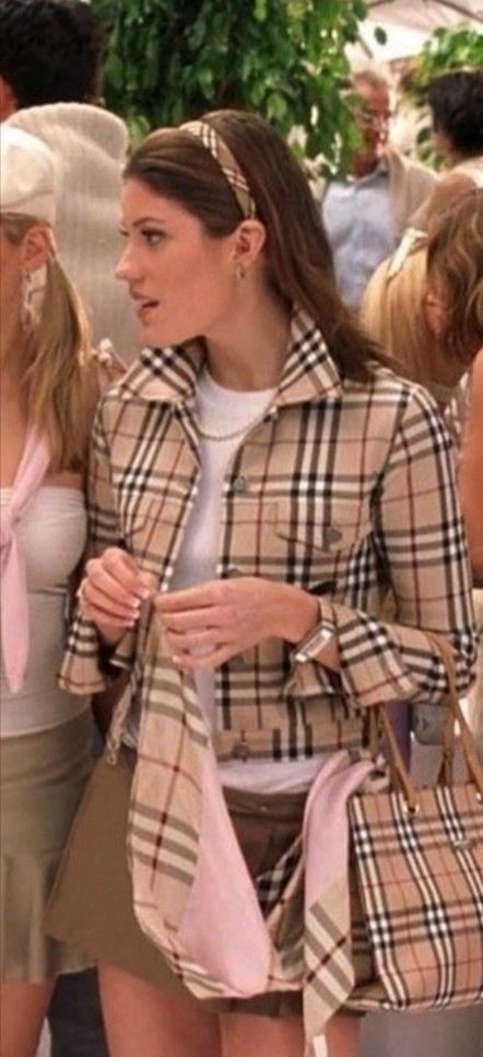 Burberry Outfit Aesthetic, Burberry Scarf Outfit, Burberry Aesthetic, Burberry Clothes, 90s Teen Fashion, Fashion Styling Photography, European Style Outfits, Aesthetic Plaid, Scarf Aesthetic