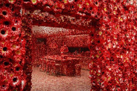 Japanese Artist Yayoi Kusama Covers The Entire Apartment With Flowers And The Result Is Magical Installion Art, Red Begonia, Surreal Garden, Cherry Blossom Petals, Scale Art, Saatchi Gallery, Flower Installation, Yayoi Kusama, Scenic Design