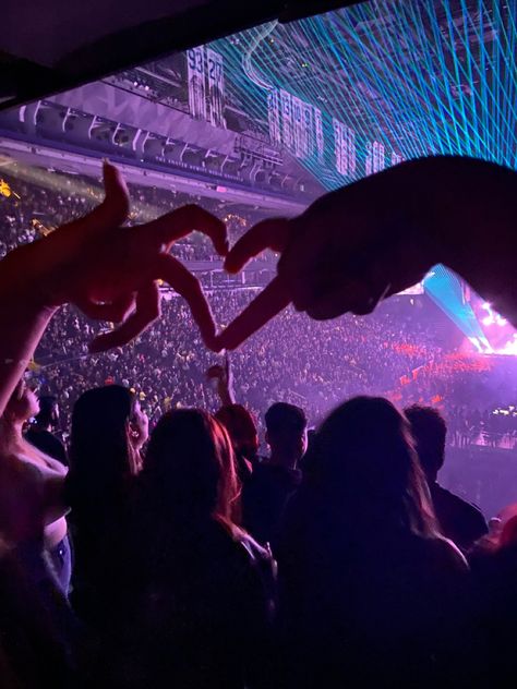 Concert Girlfriend, Concert Date Aesthetic, Lesbian Date Night Aesthetic, Concert Couple, Dream Scenarios, 11 11 Make A Wish, Fun Date Ideas, Spice Up Your Love Life, Concert Date