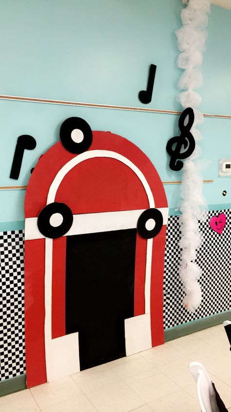 Sock Hop Decorations, Sock Hop Outfits, 50s Party Decorations, 1950s Theme Party, Festa Rock Roll, Grease Theme, 50s Sock Hop, Fifties Party, Grease Party