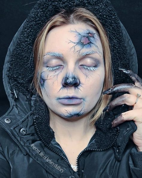 Frozen makeup ideas Frost Bite Makeup, Frozen Apocalypse, Apocalypse Makeup, Skeleton Makeup Tutorial, Frozen Makeup, Christmas Makeup Look, Skeleton Makeup, Edgy Makeup, Christmas Makeup