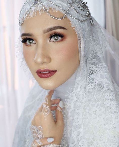 Headpiece Wedding Hijab, Wedding Hijab Styles, Wedding Makeup Bride, Rustic Wedding Showers, Muslimah Wedding Dress, Muslimah Wedding, Bridal Hijab, Hijab Wedding Dresses, Muslim Wedding Dresses