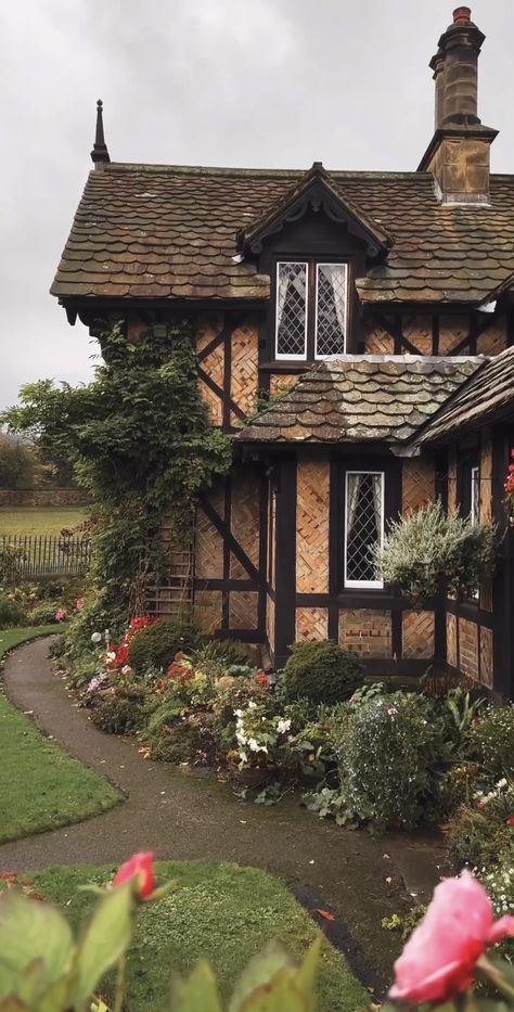 German Cottage, Cottage House Interior, Scottish Cottages, British Cottage, German Houses, Fairytale House, Old Manor, Cottage Aesthetic, Dopamine Decor