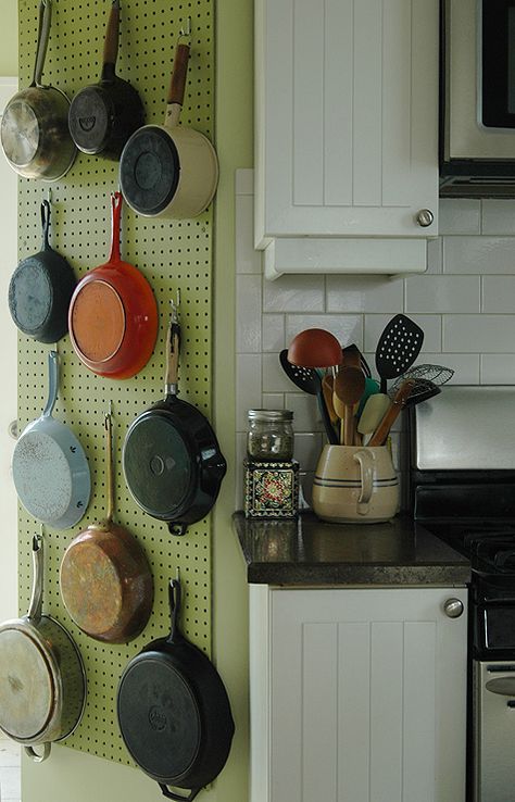 pegboard storage would be so cool in my house, barn wood under and colorful pegboard over, laundry room/mudroom or kitchen. Julia Child Kitchen, Pegboard Storage, Cocina Diy, Diy Kitchen Projects, Pan Storage, Pot Rack Hanging, Decor Ikea, Diy Pots, Smart Kitchen