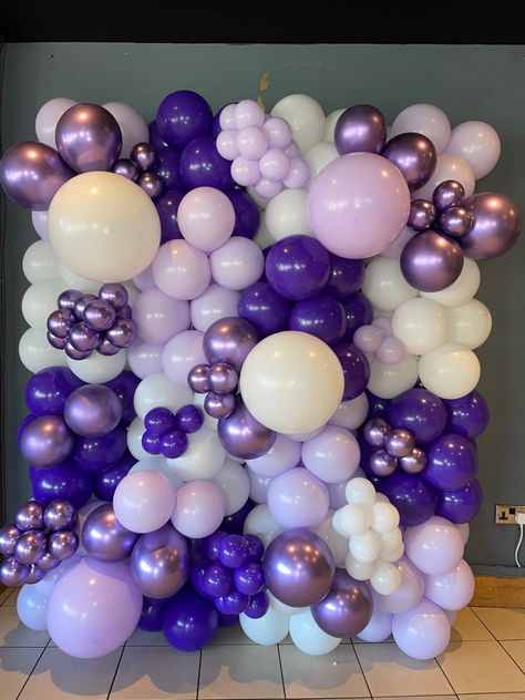 Purple Balloon Wall, Yay Balloons, Prom Balloons, Sweet 16 Party Planning, Lilac Decor, Lilac Balloons, Football Theme Birthday, Surprise Birthday Decorations, 18th Birthday Party Themes