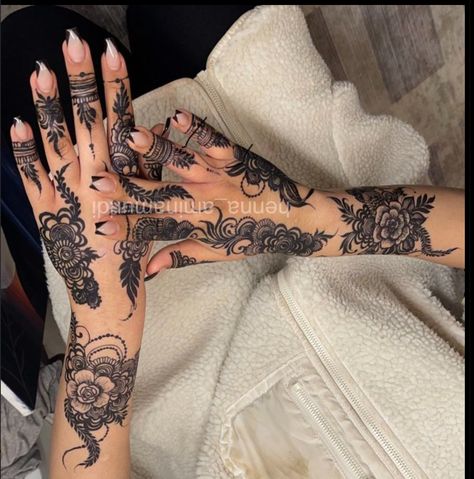 Henna Graduation, Graduation Henna, Somali Henna, Eid Nails, Rich Spirit, Easy Henna Design, Cute Henna Designs, Henna Style Tattoos, Henna Inspo