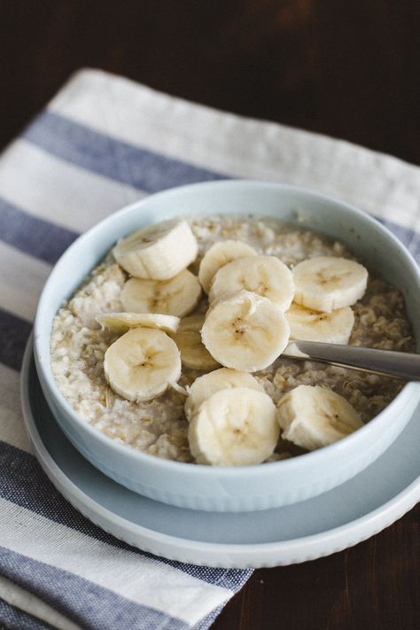 Eat Before Workout, Banana Oatmeal Recipe, Vanilla Shakeology, Oatmeal Bowls, 2000 Calorie Diet, Banana Oatmeal, Oatmeal Recipes, Unsweetened Almond Milk, A Workout