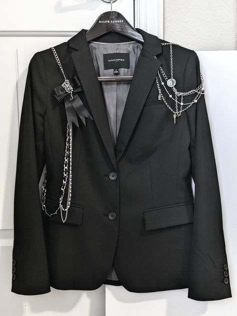 Kings Outfit Royal, Safety Pin Jacket, Blazer With Chains, Punk Style Black Chain Jewelry, Punk Blazer, Punk Blazer Diy, Goth Blazer, Ateez Concert Outfit Ideas, Punk Style Black Chain Necklace