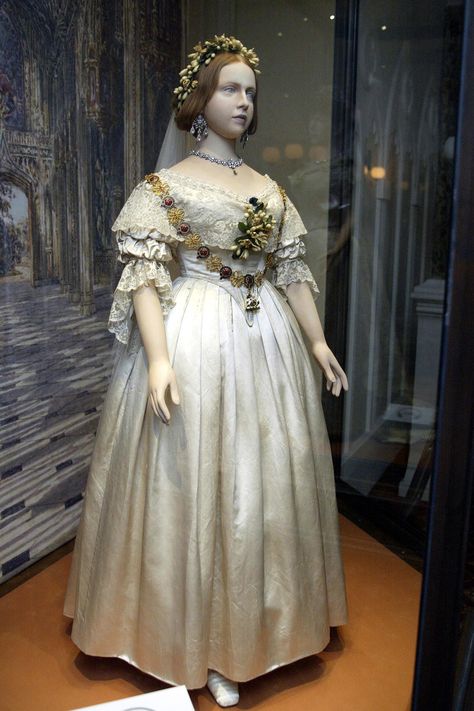 Queen Victoria The wedding dress that Queen Victoria wore to marry Prince Albert in February 1840 sparked a trend for white wedding dresses that is still in vogue today. Queen Victoria Wedding Dress, Queen Victoria Wedding, Victoria Wedding Dress, Queen Wedding Dress, Royal Wedding Gowns, Iconic Weddings, Celebrity Wedding Dresses, Royal Wedding Dress, Estilo Real